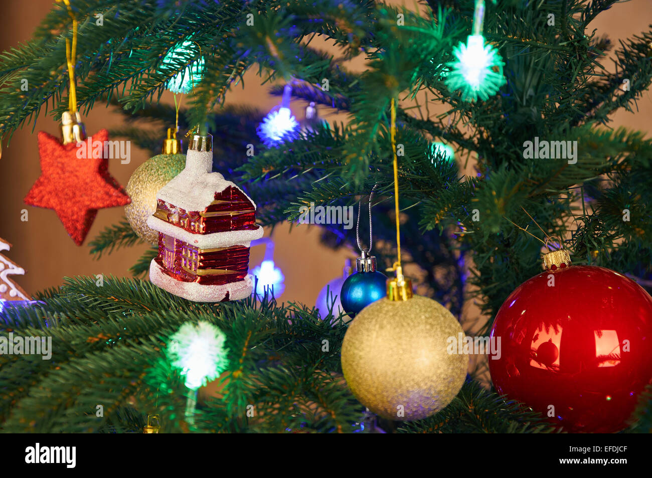 Le decorazioni di Natale e le luci di colore su artificiali di abete Foto Stock