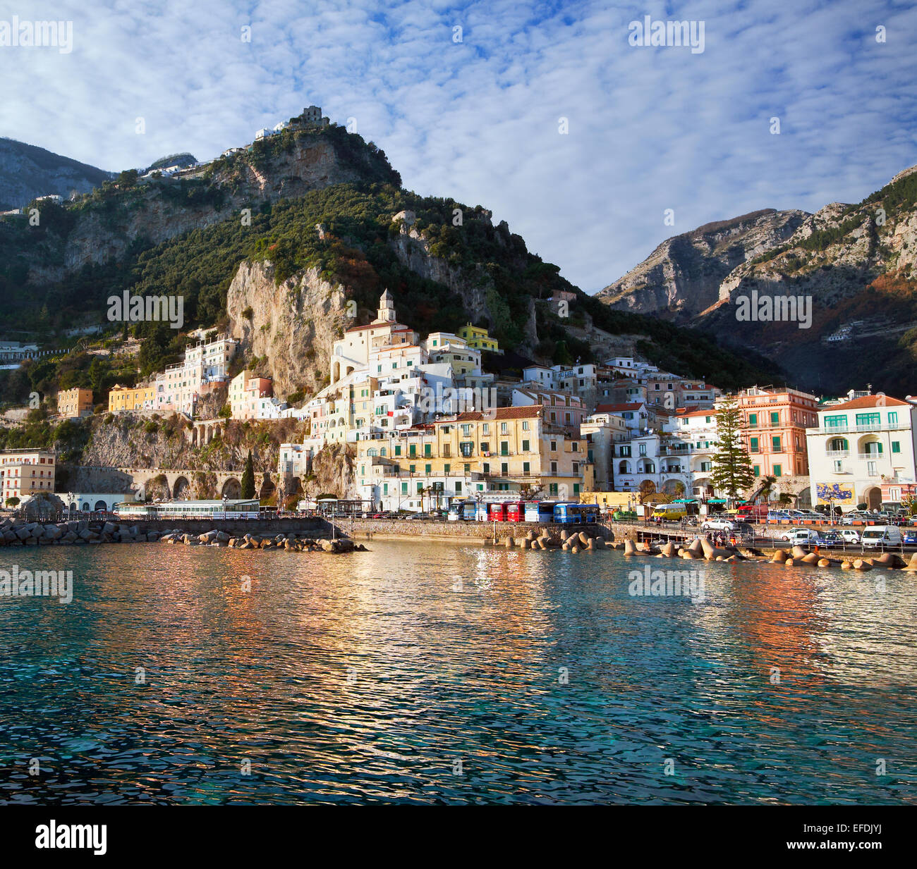 Viaggio in Italia ,vista della bellissima città di Amalfi in Costiera Amalfitana e Golfo di Sorrento. Campanira, Italia. Foto Stock