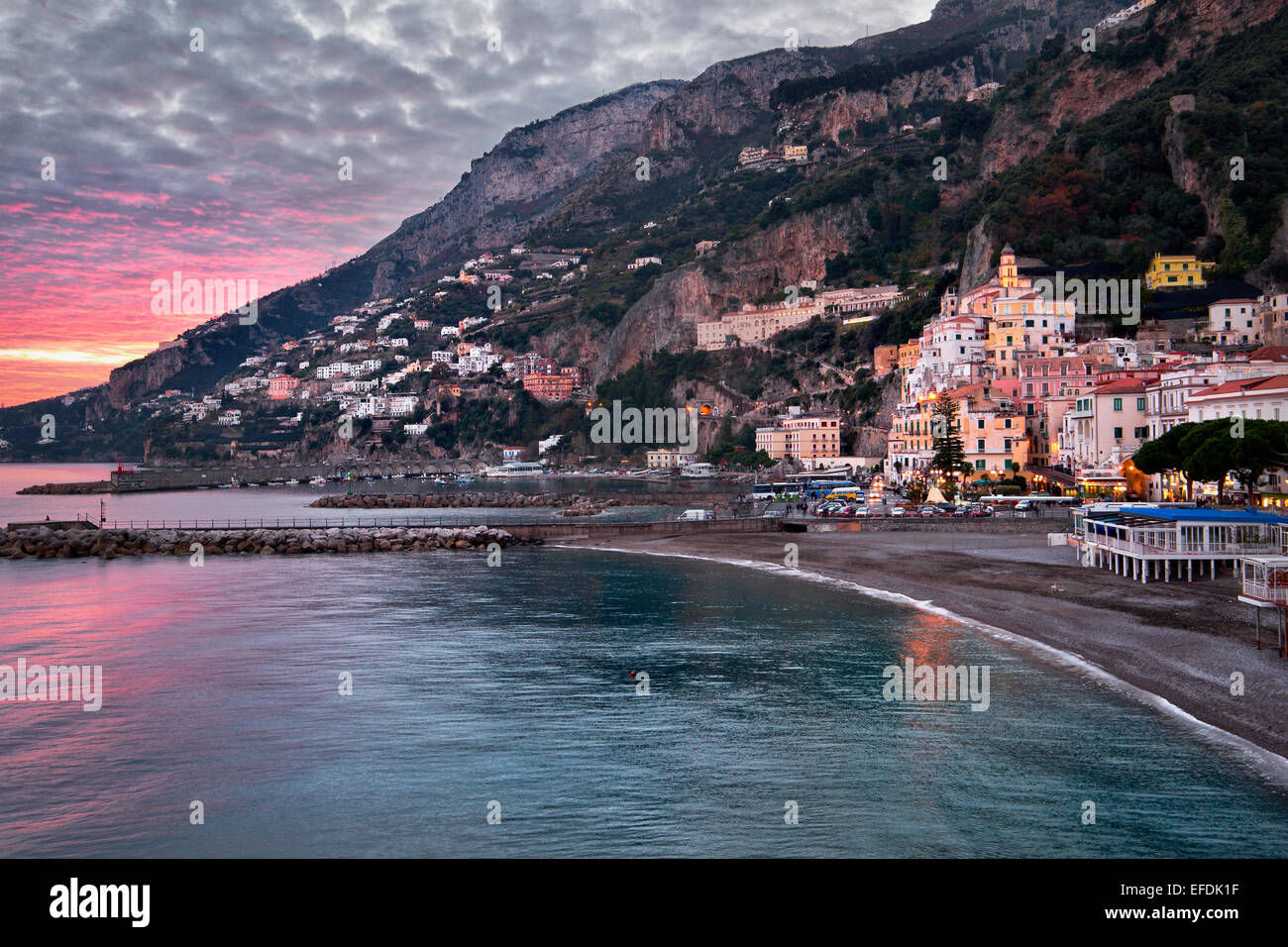 Viaggio in Italia ,vista della bellissima città di Amalfi in Costiera  Amalfitana e Golfo di Sorrento. Campanira, Italia Foto stock - Alamy