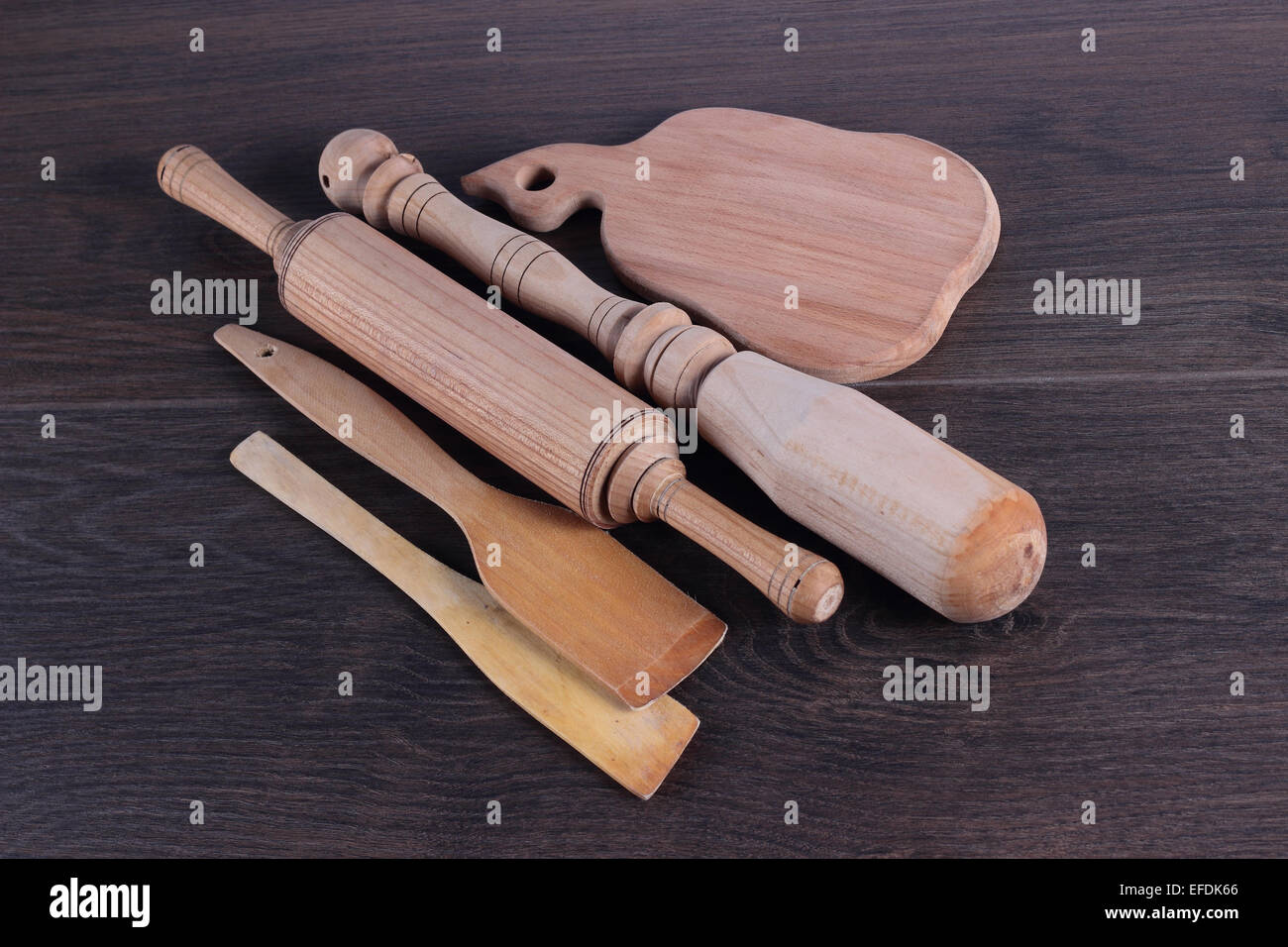 Cucina in legno accessori su uno sfondo di colore marrone. Foto Stock