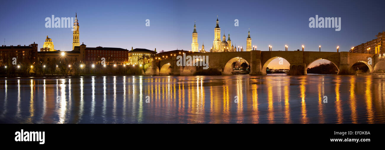 Grande panorama di Saragozza: La Cattedrale di Seo, la Basilica di El Pilar e il ponte romano sul fiume Ebro. Foto Stock