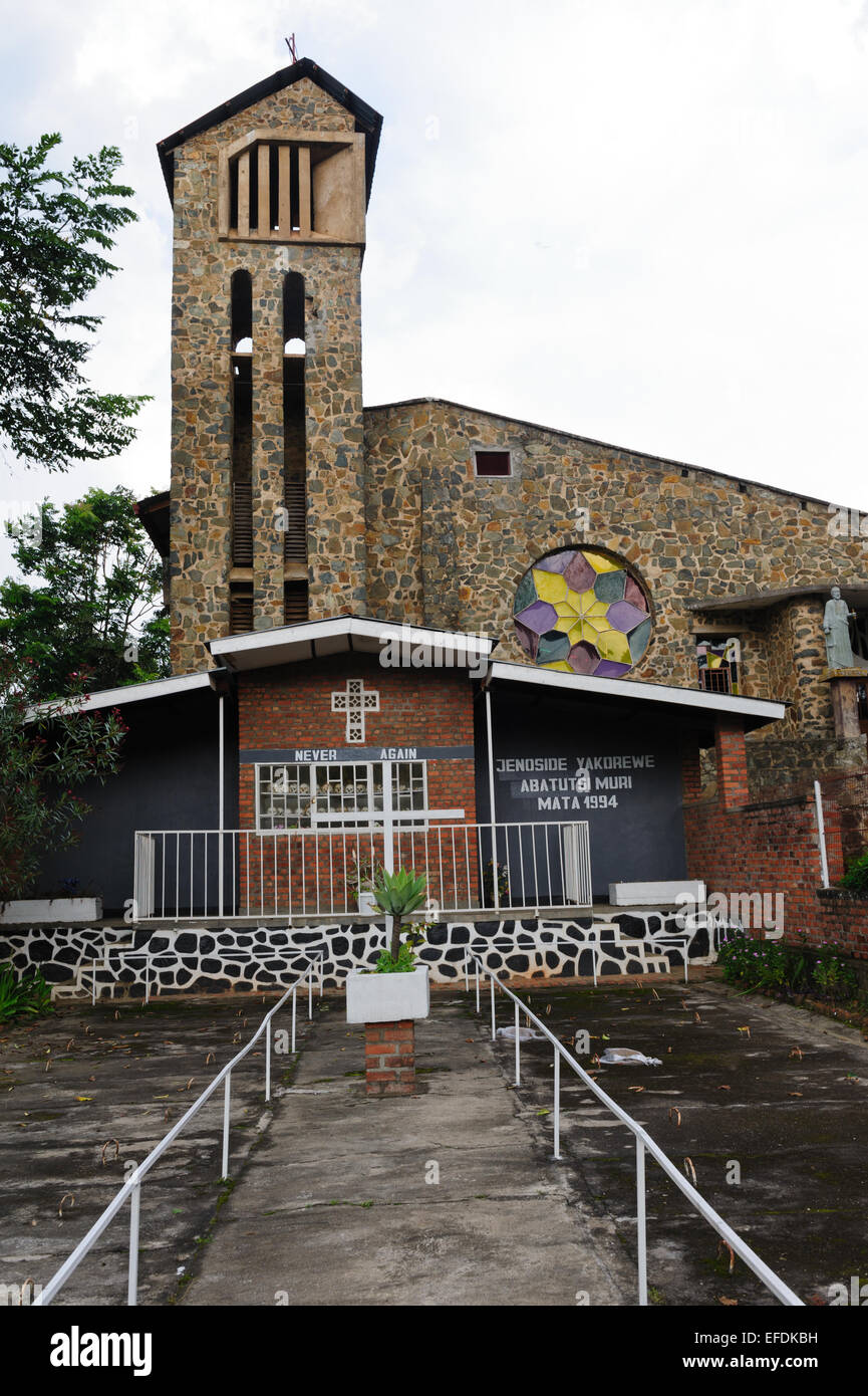 Genocide Memorial - St Pierre, Chiesa di Kibuye. Il Ruanda. Le tombe delle vittime sul lato destro e sinistro Foto Stock