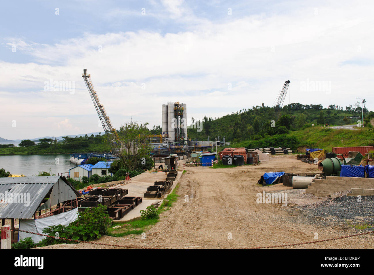 Costruzione di una estrazione di metano piattaforma sulla riva del lago Kivu nei pressi di Kibuye, Ruanda. Foto Stock