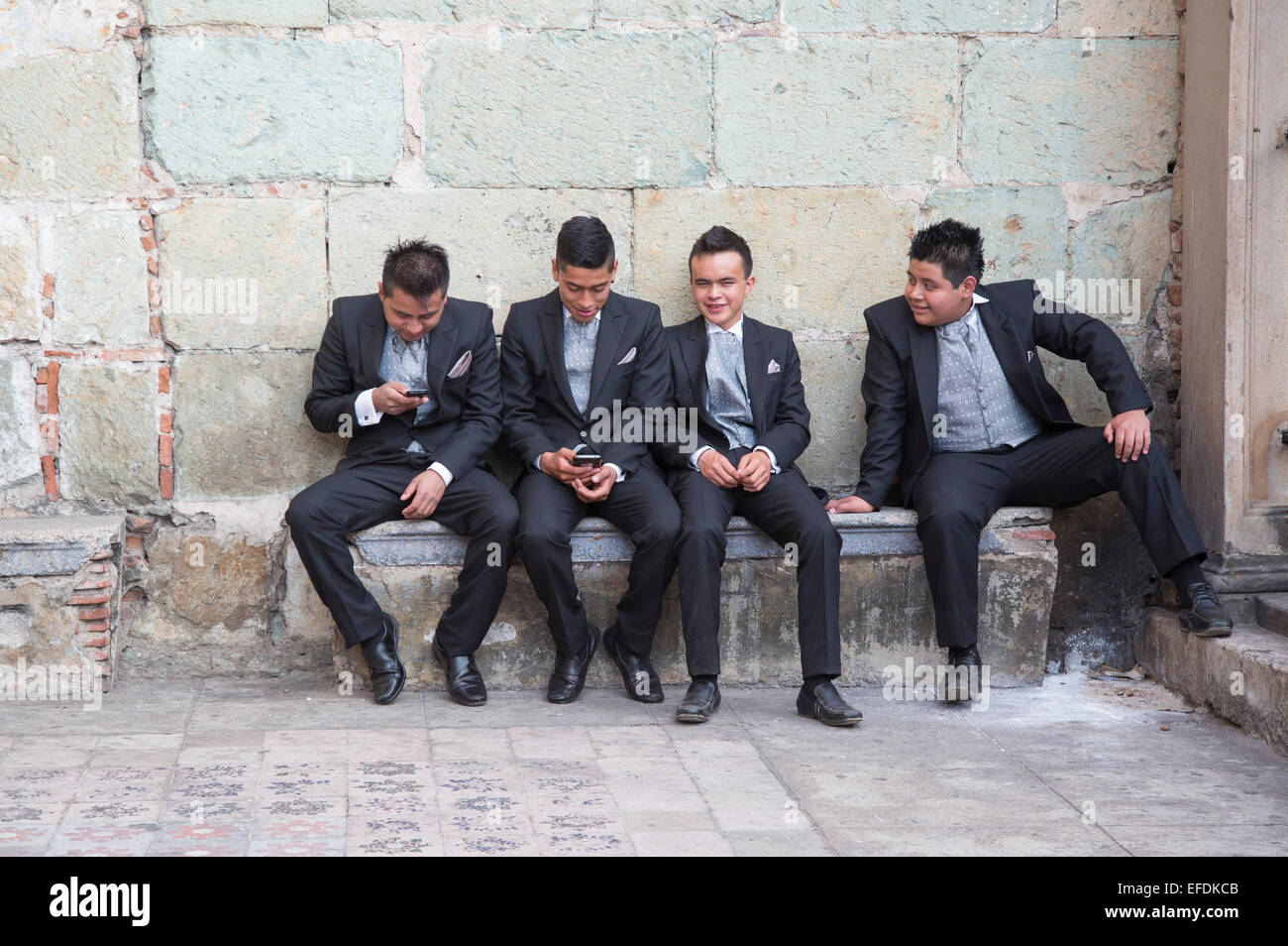 Oaxaca, Messico - ragazzi adolescenti vestito formalmente al di fuori di San Felipe Neri chiesa. Foto Stock