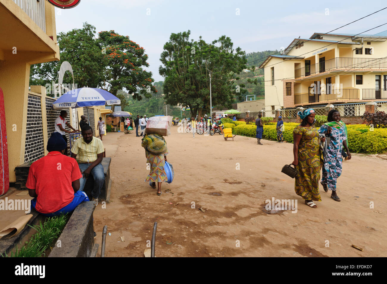 A Cyangugu, Ruanda. La strada principale che corre lungo il fiume frontiera tra Rwanda e Repubblica Democratica del Congo Foto Stock