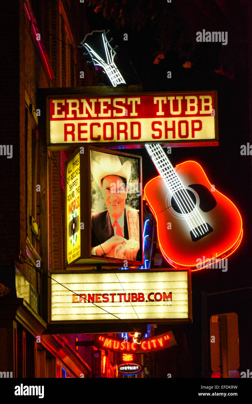 Un night shot del famoso Ernest Tubb Record shop di segno al Neon sul Lower Broadway nel centro di Nashville TN, Music City USA Foto Stock
