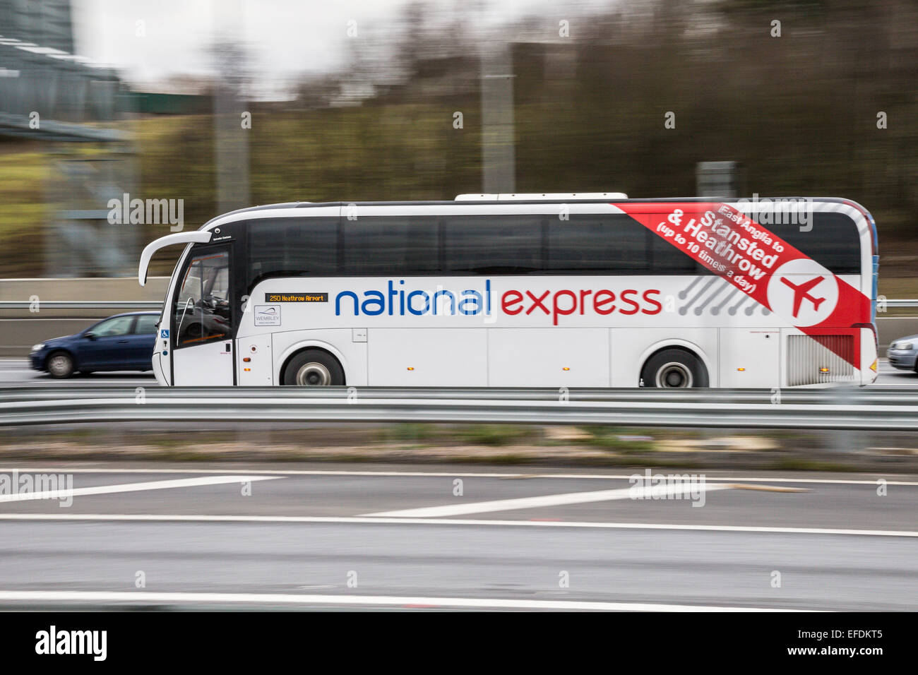 Un autobus National Express voce verso ovest sulla M25 Autostrada vicino allo svincolo 26 in Essex, Regno Unito Foto Stock