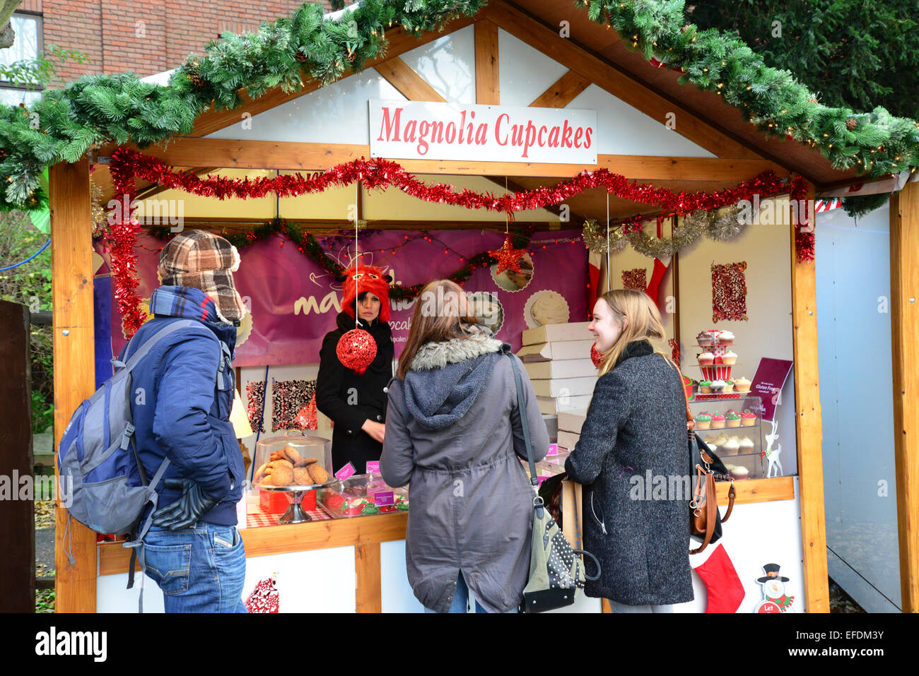 Tradizionale Mercatino di Natale al crepuscolo, Kingston upon Thames, Royal Borough di Kingston, Greater London, England, Regno Unito Foto Stock