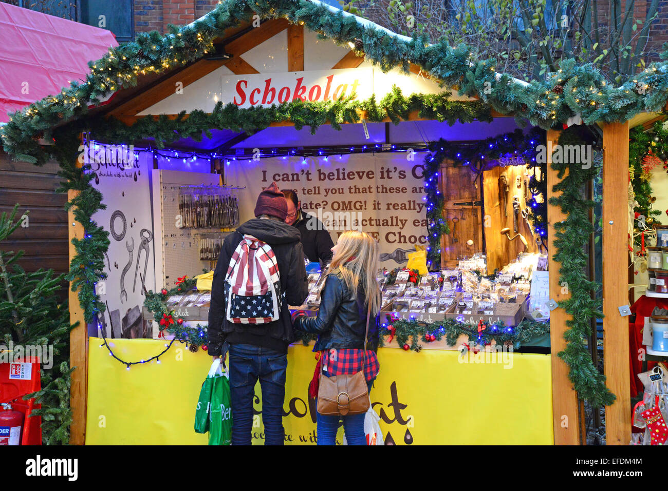 Tradizionale Mercatino di Natale al crepuscolo, Kingston upon Thames, Royal Borough di Kingston, Greater London, England, Regno Unito Foto Stock