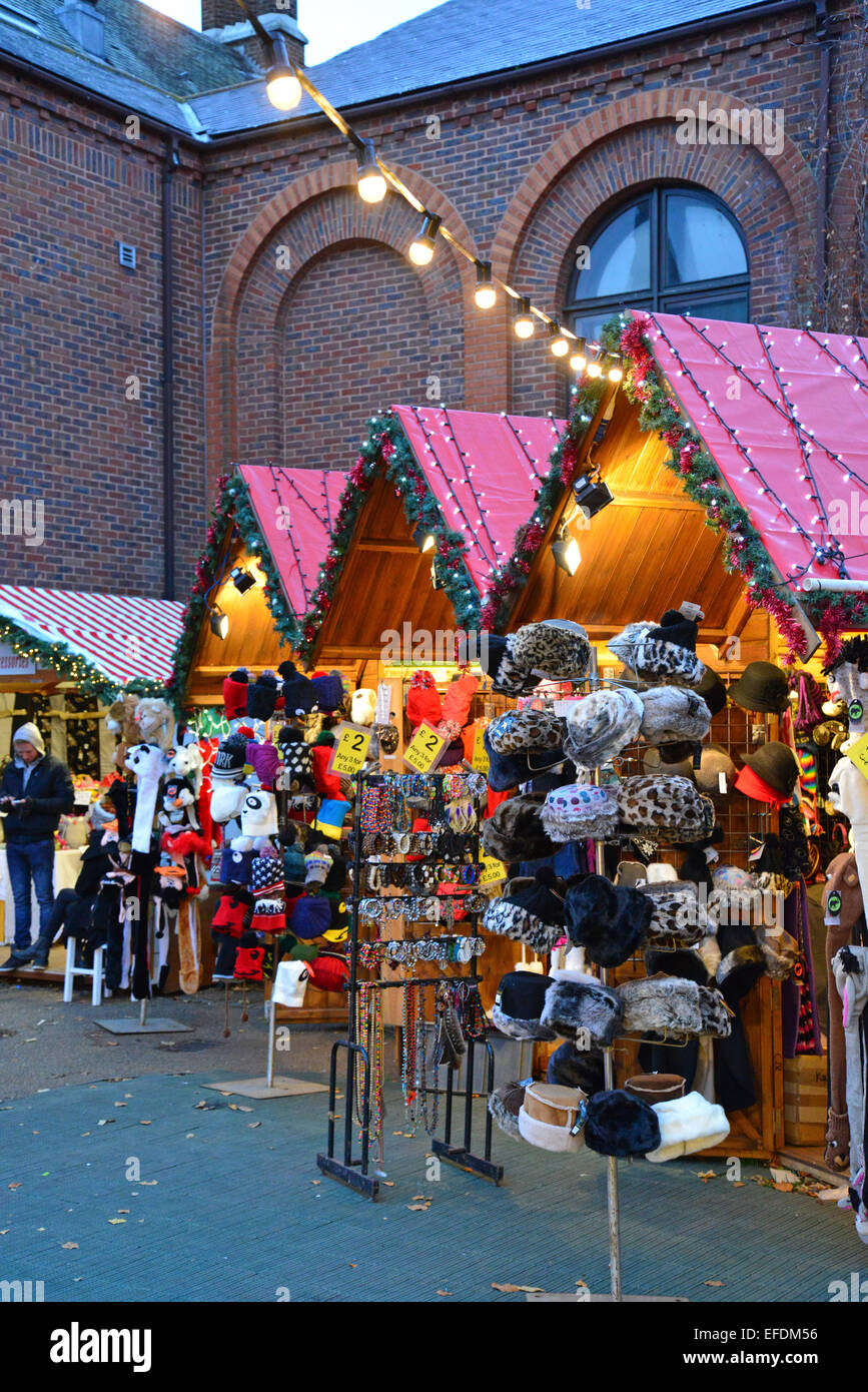 Tradizionale mercatino di Natale al tramonto, Kingston upon Thames, Royal Borough of Kingston Upon Thames, Greater London, England, Regno Unito Foto Stock