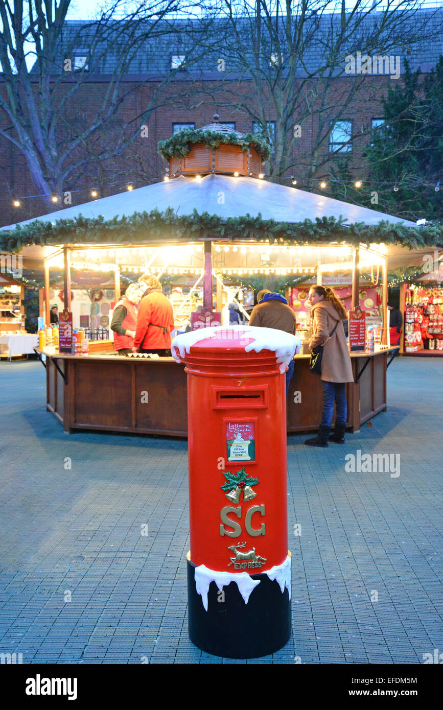 Tradizionale mercatino di Natale al tramonto, Kingston upon Thames, Royal Borough of Kingston Upon Thames, Greater London, England, Regno Unito Foto Stock