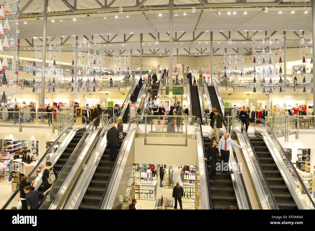 Interno di John Lewis Department Store a Natale, Wood Street, Kingston upon Thames, Greater London, England, Regno Unito Foto Stock