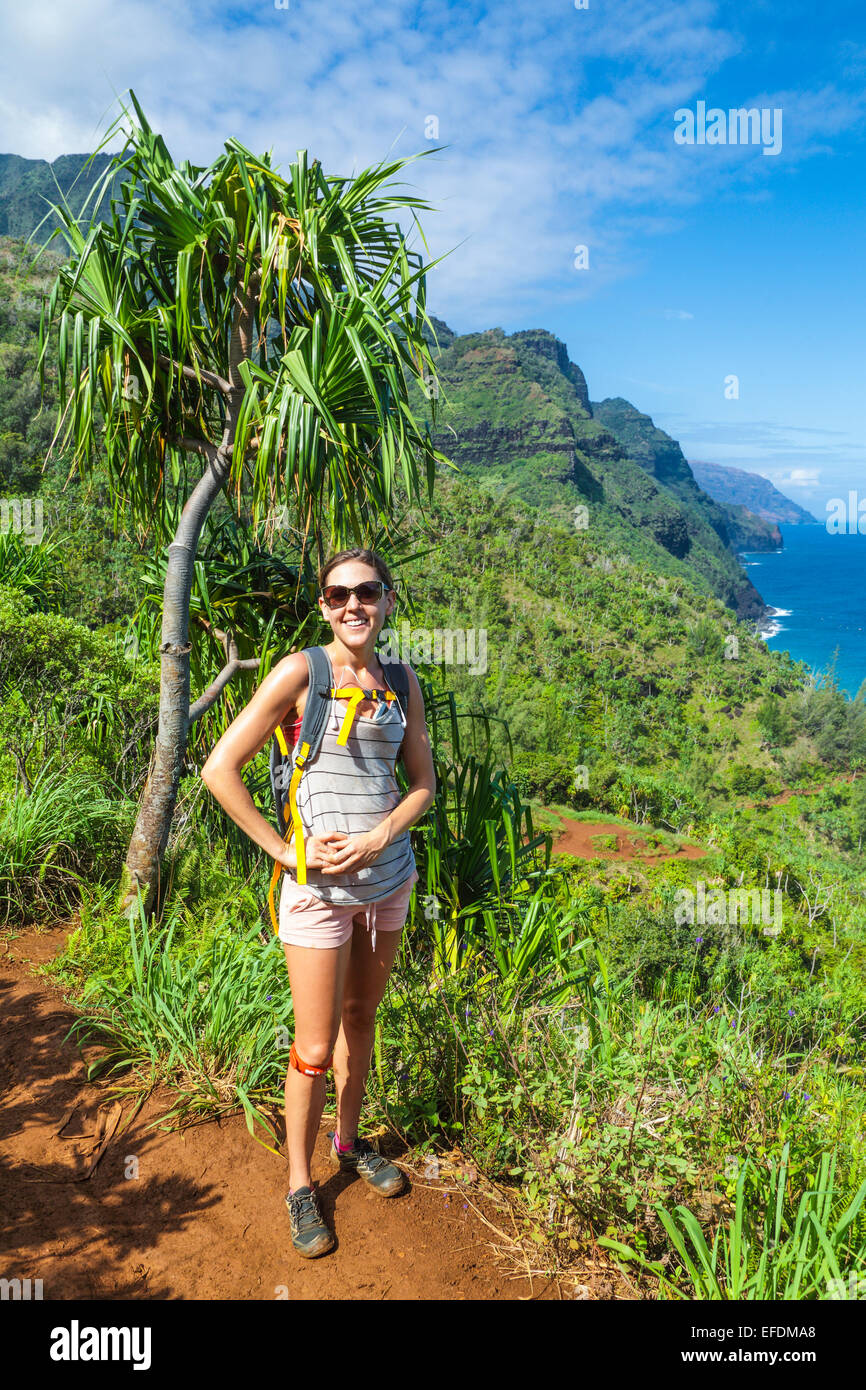 Escursionista sul Kalalau Trail a Kauai Foto Stock