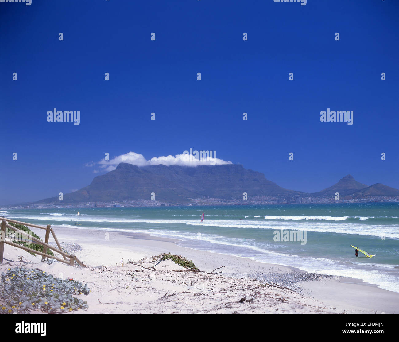 La Table Mountain e Cape Town visto da Bloubergstrand, Cape Town, Western Cape, Repubblica del Sud Africa Foto Stock