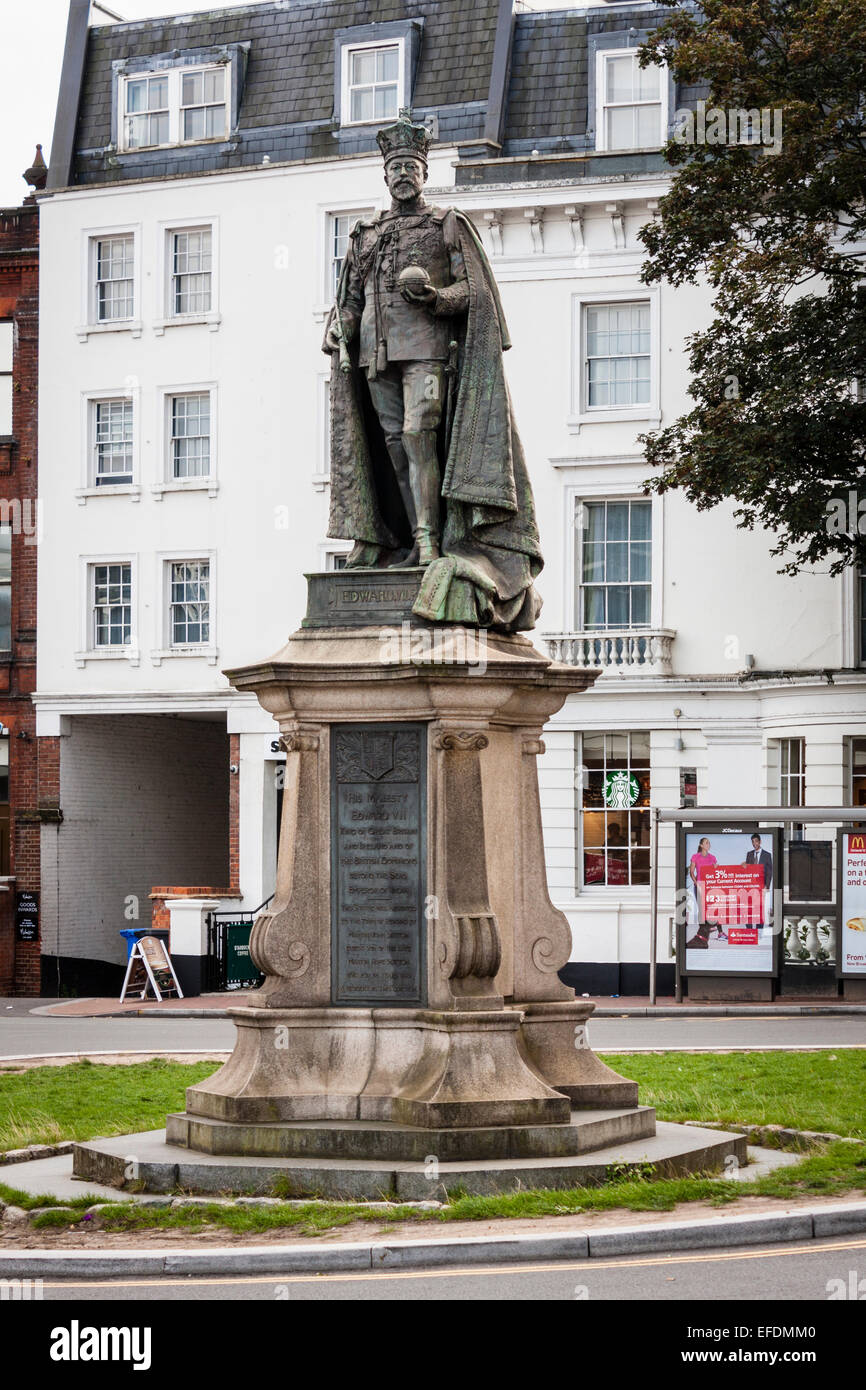 Memorial a King Edward VII, di fronte all'ingresso della stazione ferroviaria di Reading, Reading, Berkshire, Inghilterra, GB, Regno Unito Foto Stock