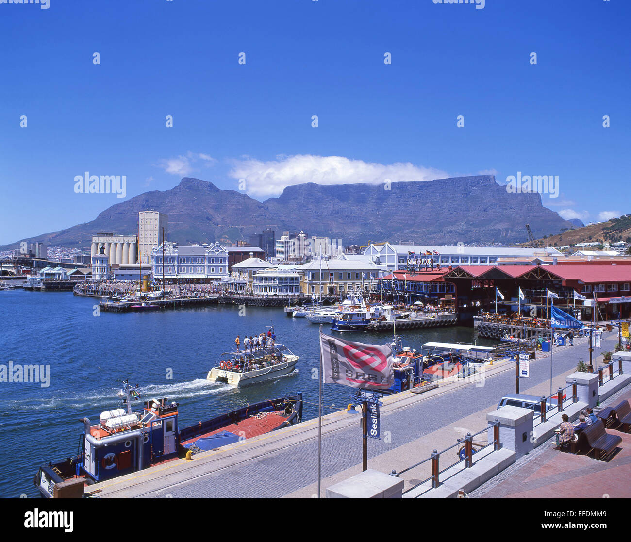 Lungomare Victoria & Albert mostra Table Mountain e Cape Town, Western Cape, Repubblica del Sud Africa Foto Stock