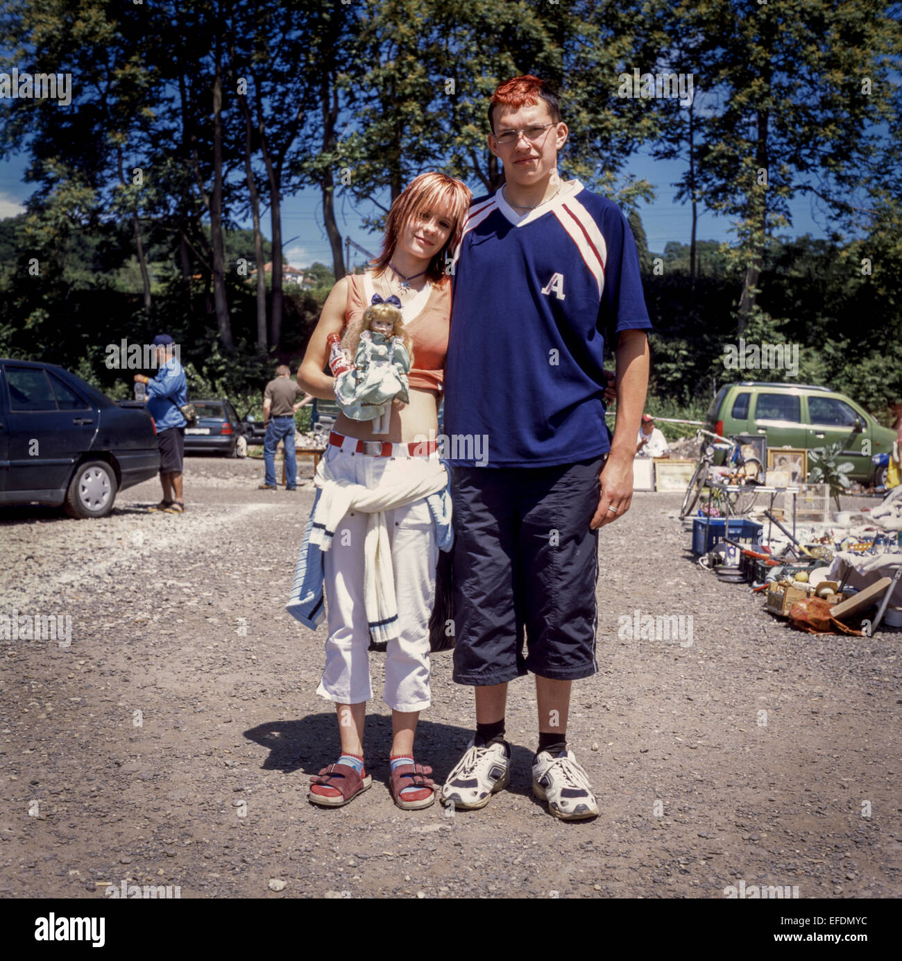 Una giovane coppia, coppia, shopping in un mercatino delle pulci, Repubblica Ceca, gente dello stile di vita Foto Stock