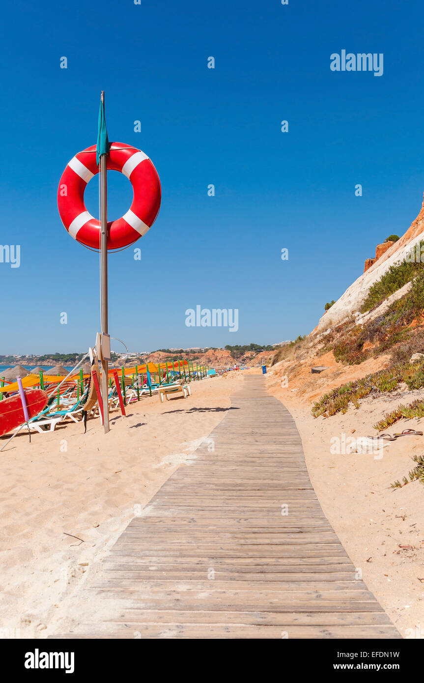 Percorso di legno alla spiaggia di Falesia, Algarve, PORTOGALLO Foto Stock