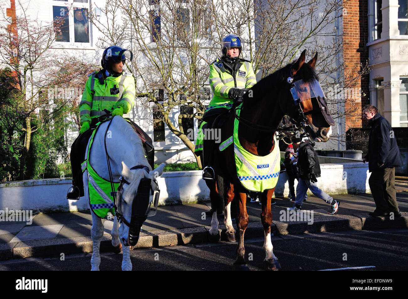 Polizia montata al di fuori del campo da calcio Craven Cottage, Stevenage Rd, Fulham, London Borough of Hammersmith and Fulham, Londra, Inghilterra, Regno Unito Foto Stock