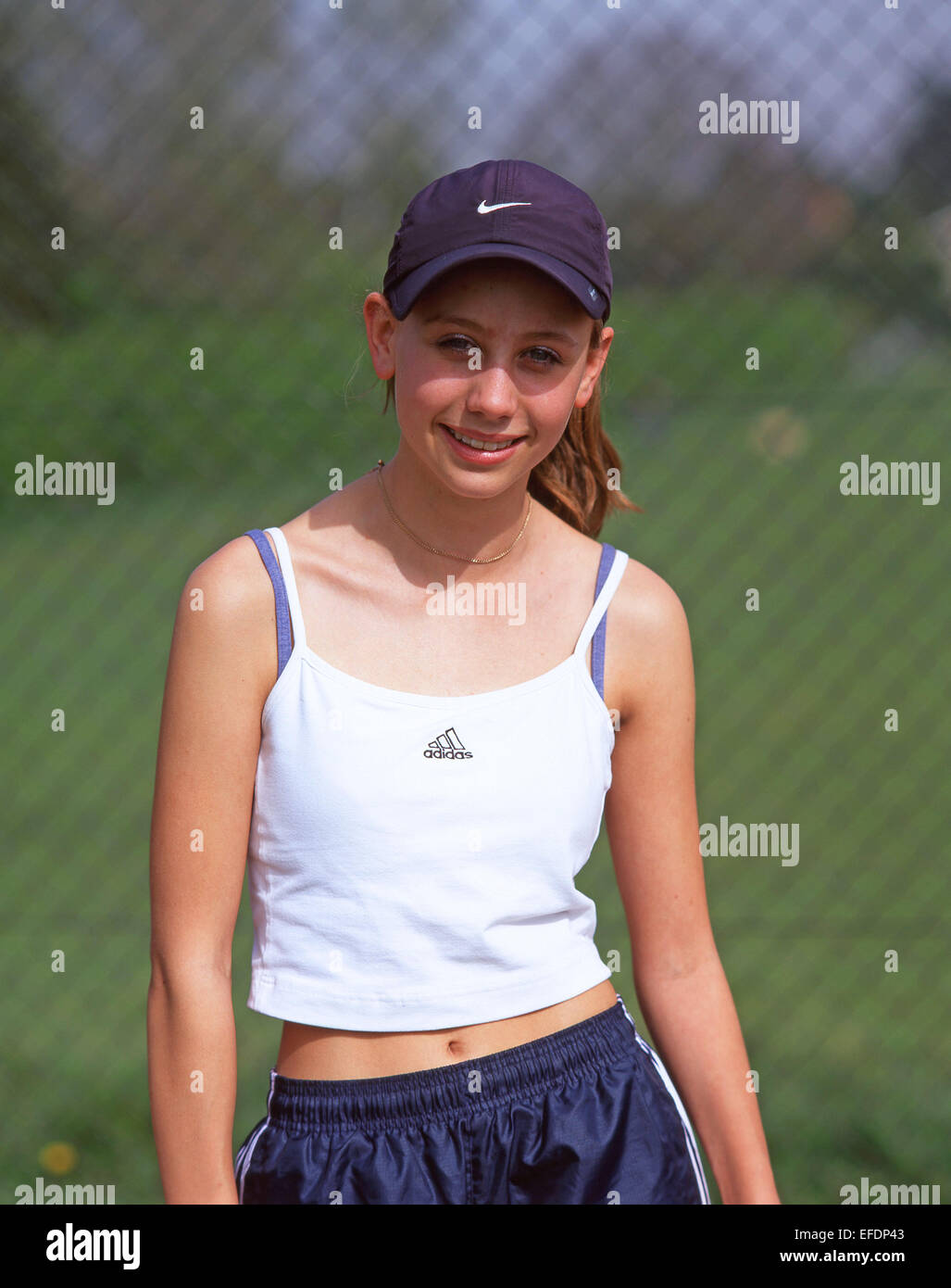 Ragazza adolescente giocatore di tennis, Twyford, Berkshire, Inghilterra, Regno Unito Foto Stock
