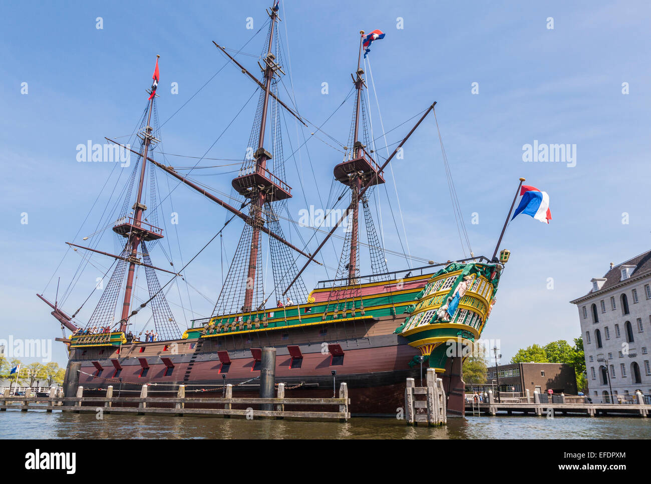 La replica della storico olandese East India Company nave "Amsterdam", un'attrazione turistica posteggiati fuori il National Maritime museum di Amsterdam Foto Stock