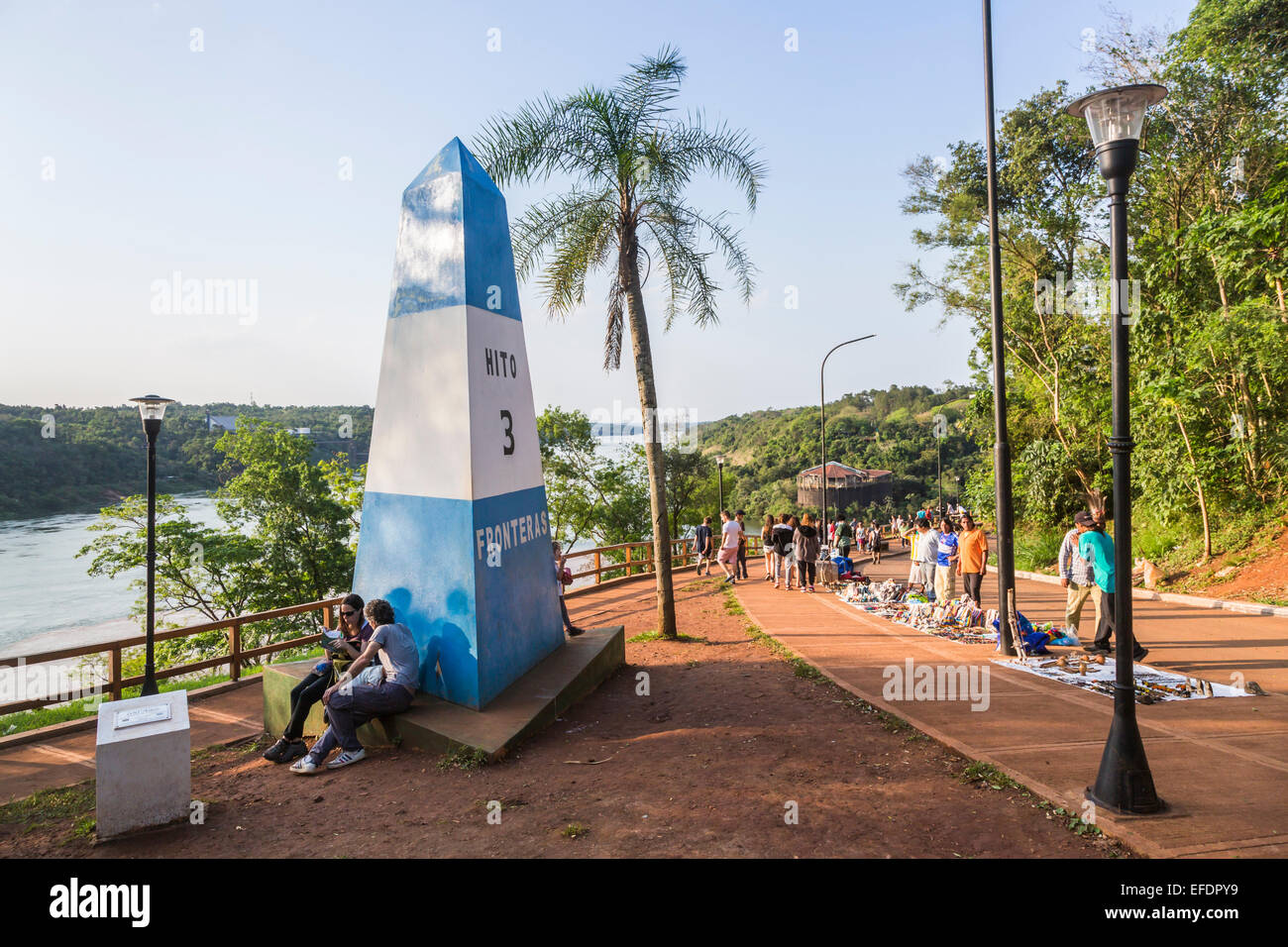 Monumento in Puerto Iguazú segnando il triplice frontiera dell'Argentina, il Brasile e il Paraguay, inscritto Hito 3 Fronteras Foto Stock