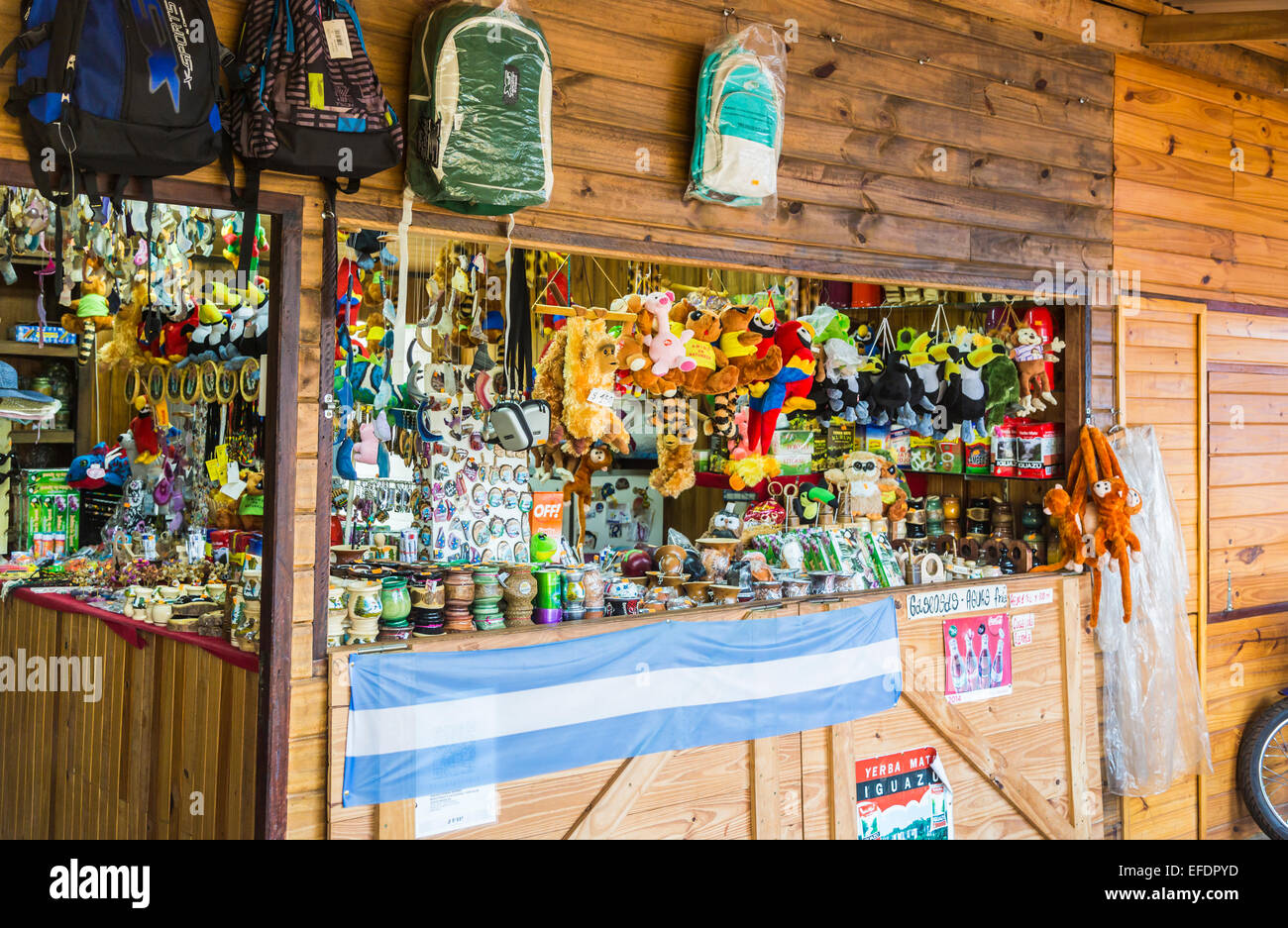 Negozio di souvenir vendono regalini locali e negozi di souvenir, Puerto Iguazú, in Argentina, famoso per essere il triplo delle frontiere dell'Argentina, il Brasile e il Paraguay Foto Stock