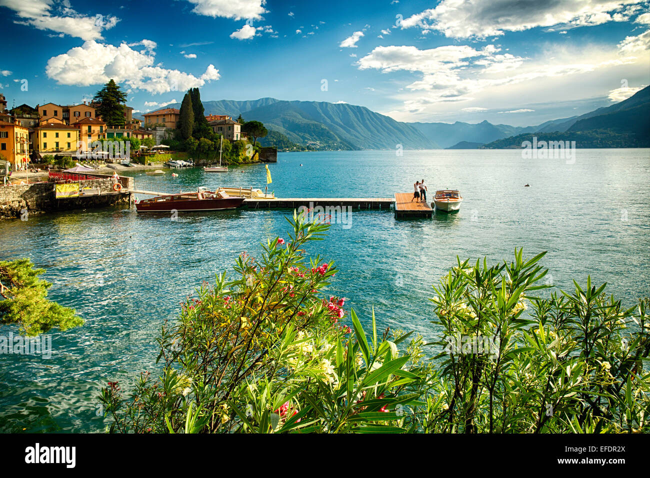 Elevato angolo di visione di un porto con un molo, Varenna, Lago di Como, Lombardia, Italia Foto Stock