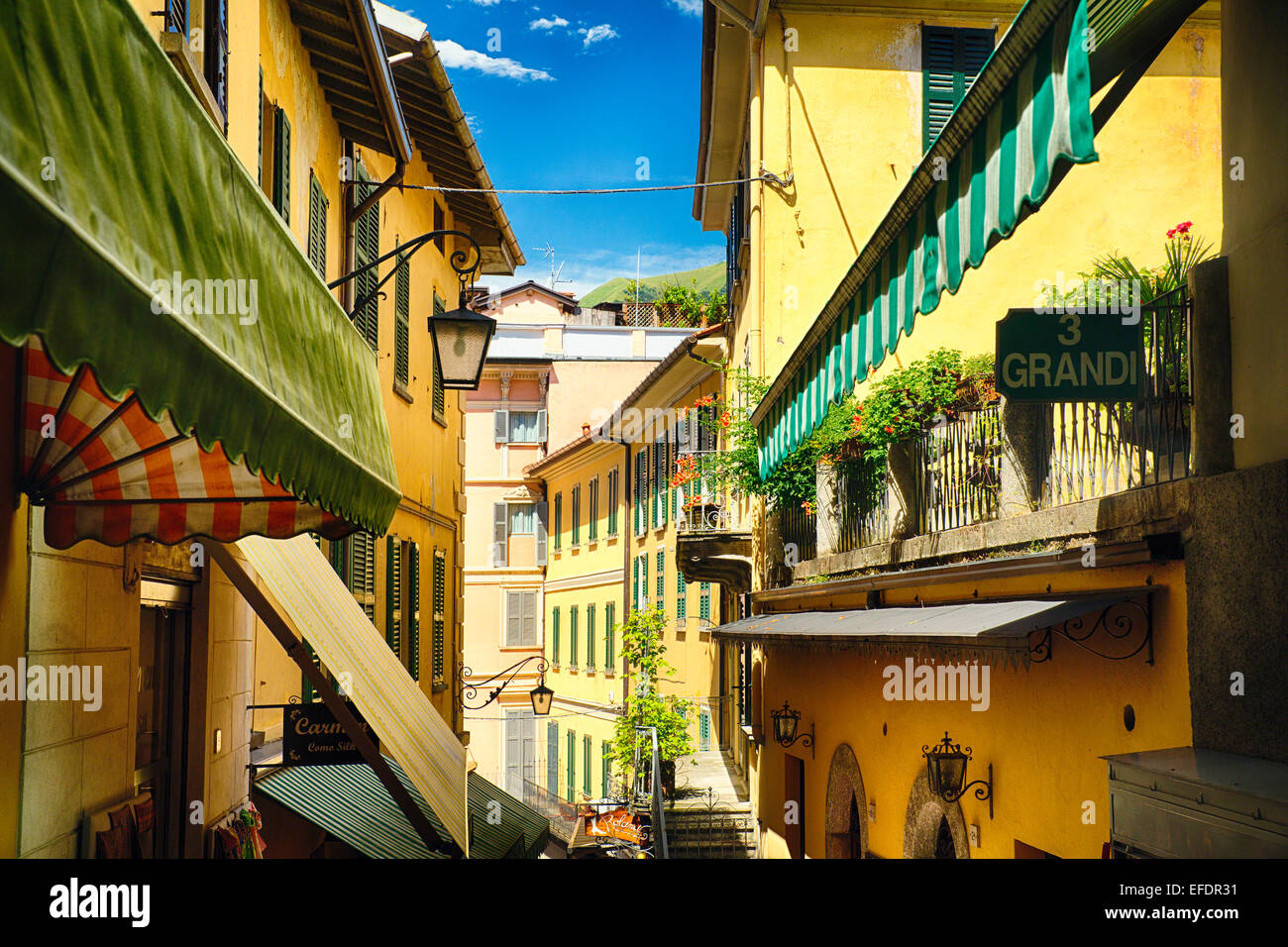 Alta Vista angolo di una strada con balconi e tende da sole, Bellagio Lago  di Como, Lombardia, Italia Foto stock - Alamy