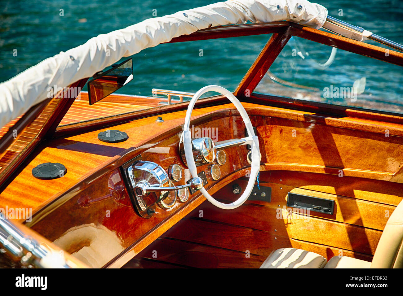 Classic motoscafo il volante e i comandi, Lago di Como, Italia Foto stock -  Alamy