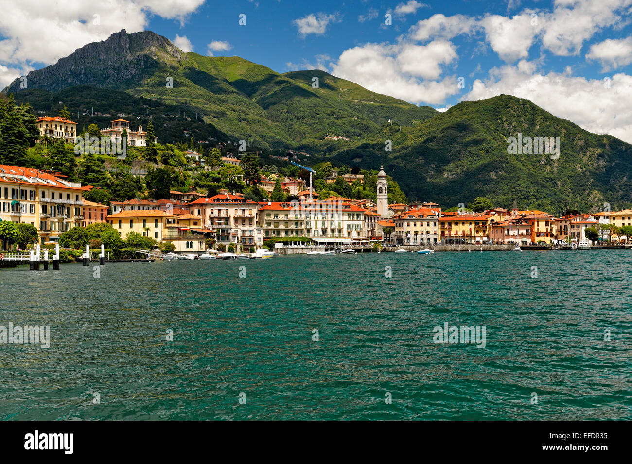 Basso angolo vista di una cittadina lacustre, Bellagio Lago di Como, Lombardia, Italia Foto Stock