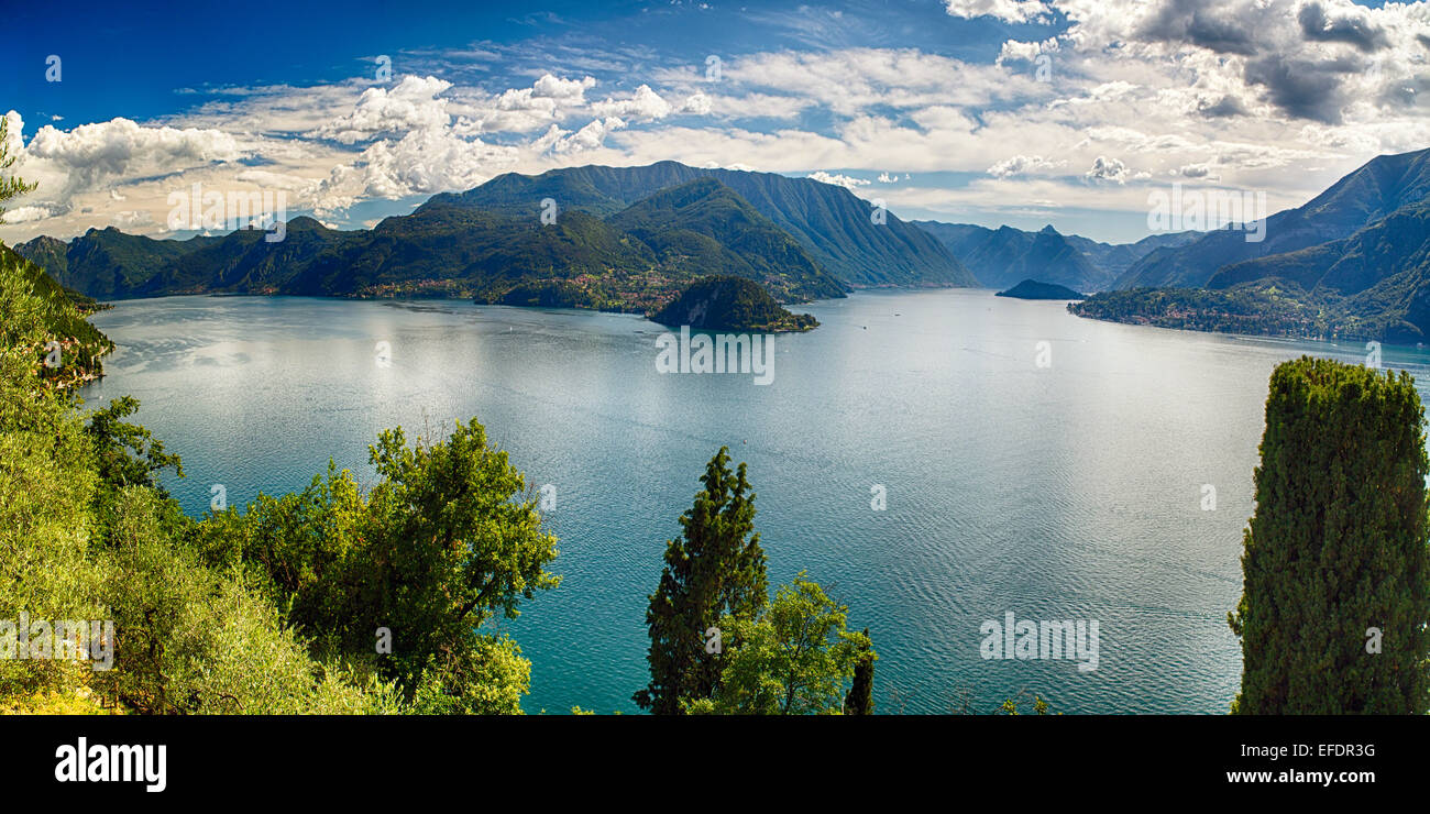 Angolo Alto Vista panoramica del lago di Como in direzione di Bellagio e di Lenno da Castel Vezio, Varenna, Lombardia, Italia Foto Stock