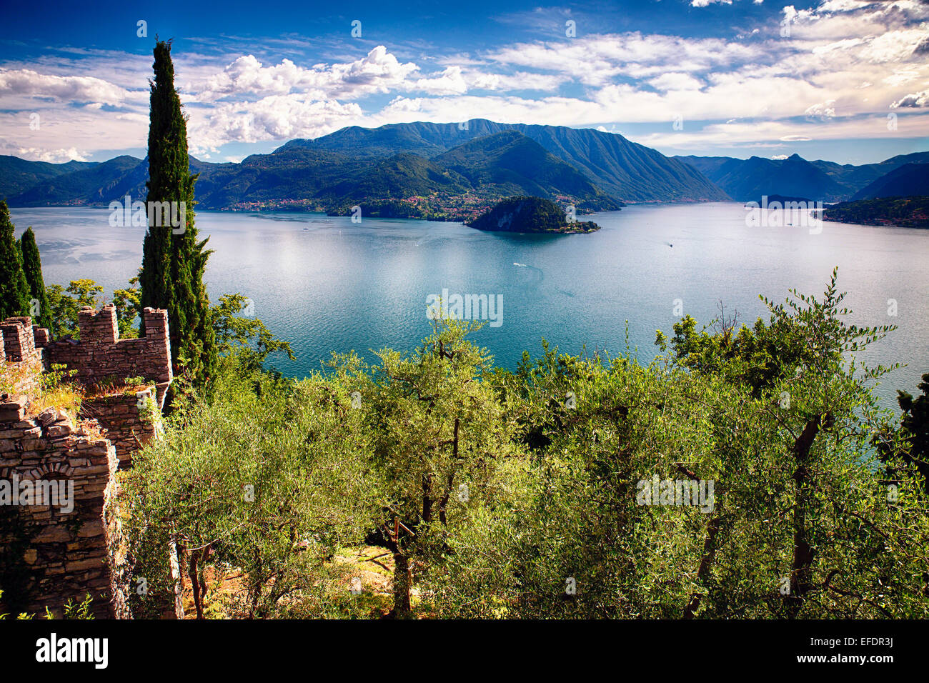 Angolo di Alta Vista sul lago di Como dal Castello Vezio, Varenna, Lombardia, Italia Foto Stock