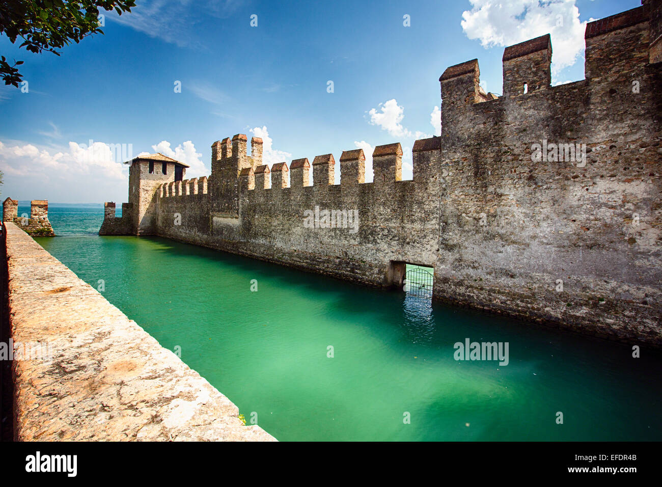 Basso Angolo di visione di un castello nel lago, Castello Scaligero, Sirmione sul Lago di Garda, Lombardia, Italia Foto Stock