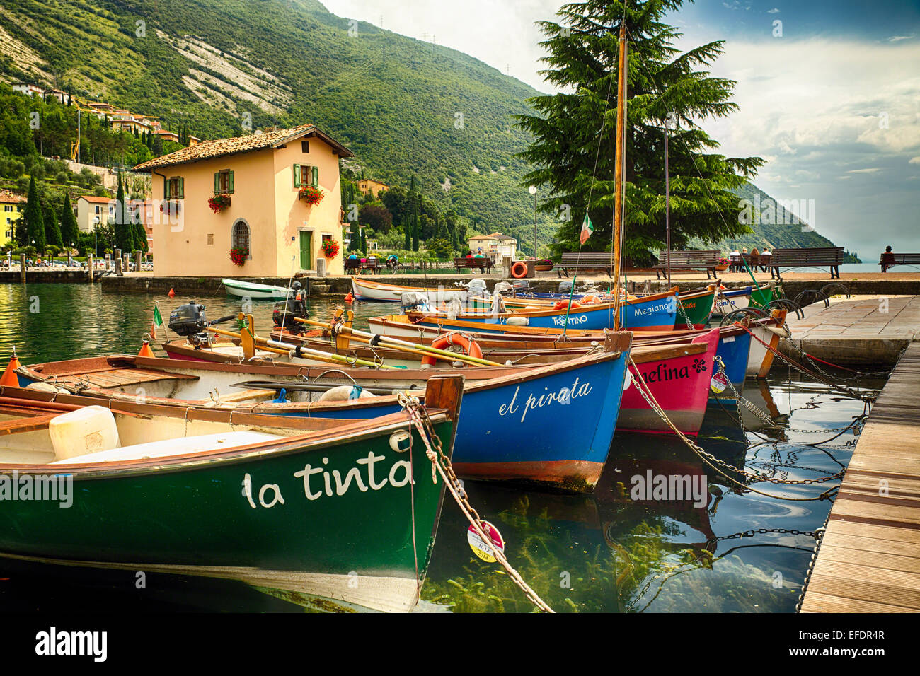 Basso angolo vista di piccole imbarcazioni in un porto, Torbole sul lago di Garda, Italia Foto Stock