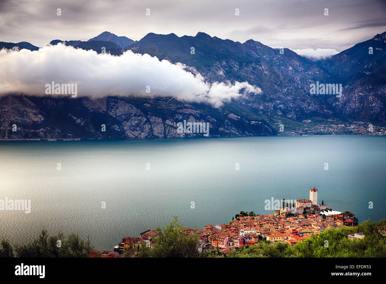 Angolo di Alta Vista di una città medievale e il castello su una collina, Malcesine, Lago di Garda, Veneto, Italia Foto Stock