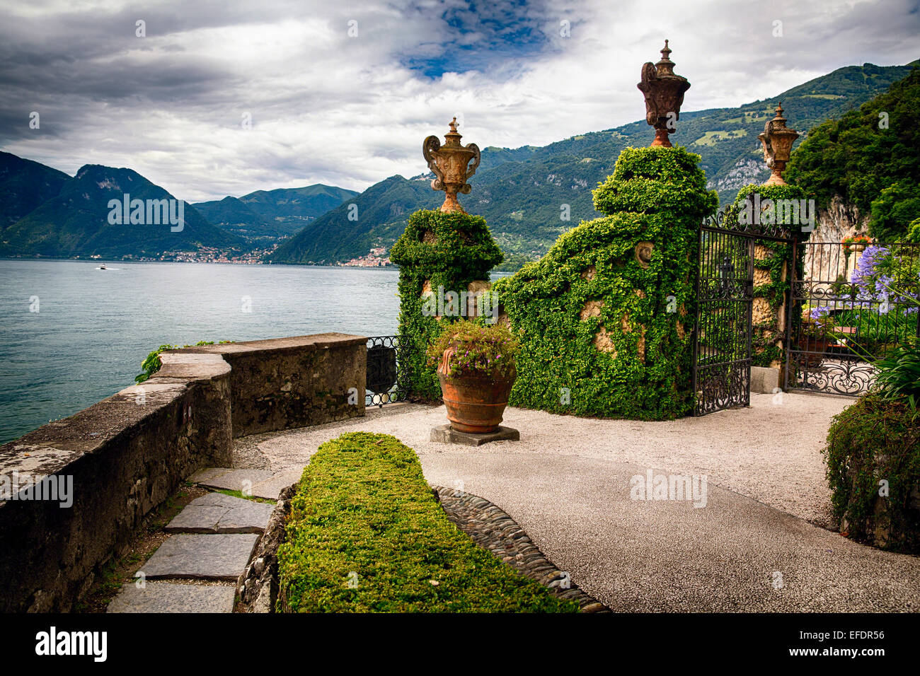 Lakeside gate di una villa, Villa Balbianello Lenno, Lago di Como, Lombardia Foto Stock