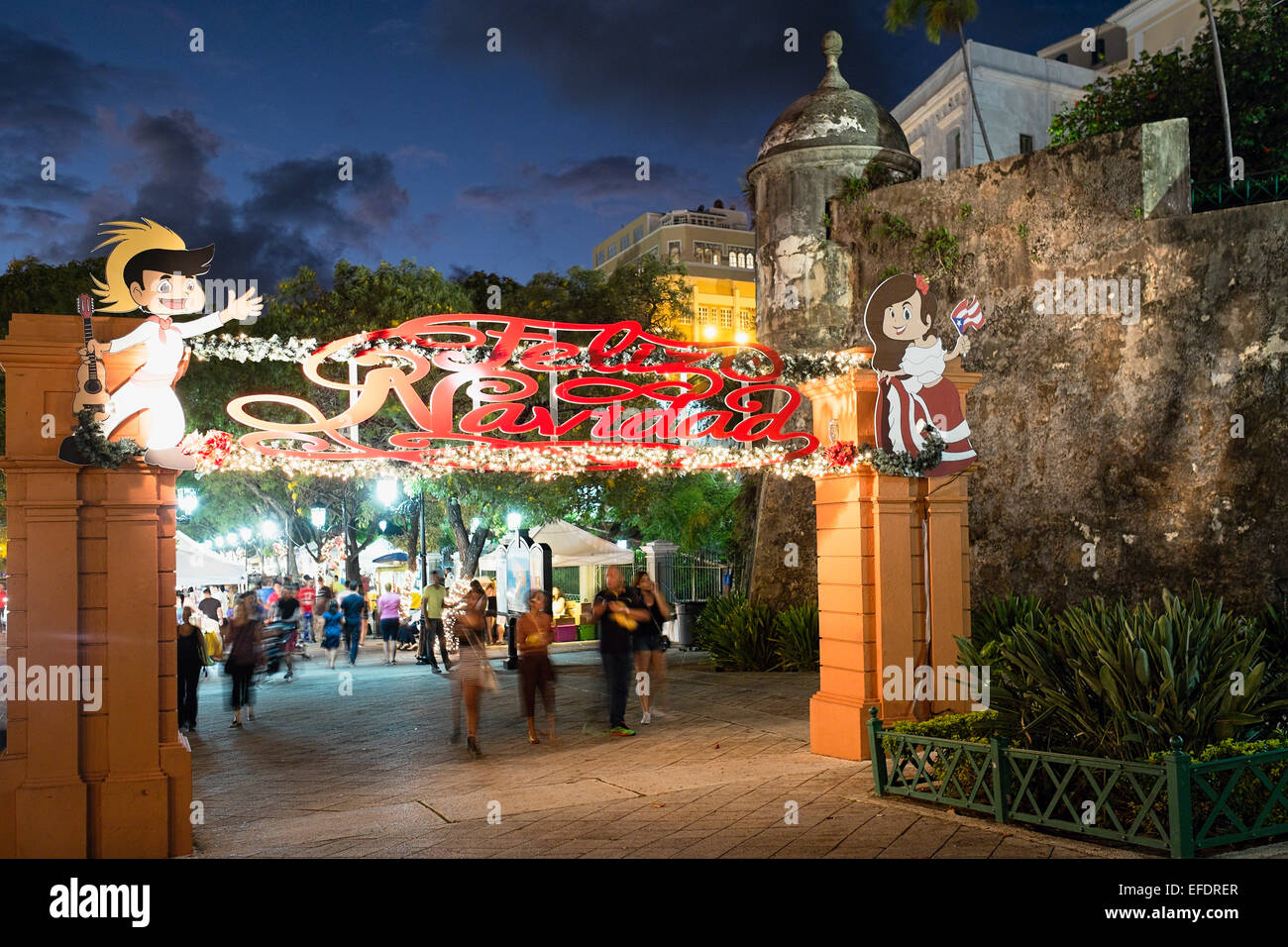 Paseo De La Princesa nella vecchia San Juan di notte durante le vacanze di Natale, Puerto Rico Foto Stock
