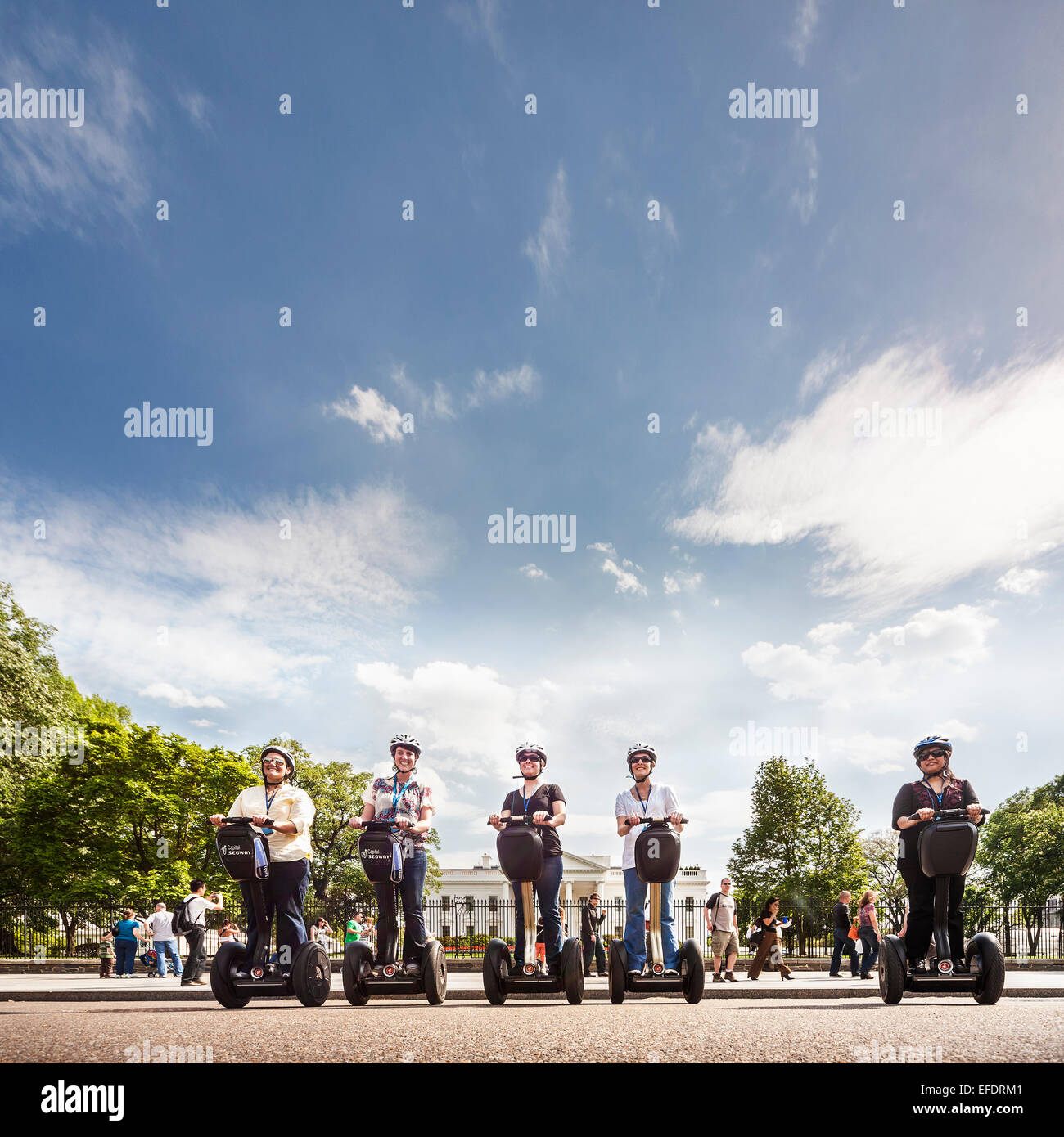 Gruppo di turisti su Segway scooter da capitale Segway Tour guidati in posa davanti alla Casa Bianca di Washington DC. Foto Stock