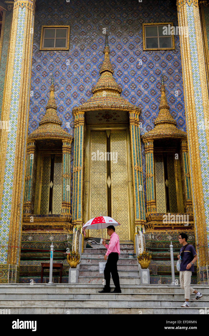 Decorate parete e uno dei modi di entrata della Cappella Reale del Buddha di smeraldo in Grand Palace complesso, Bangkok. Foto Stock