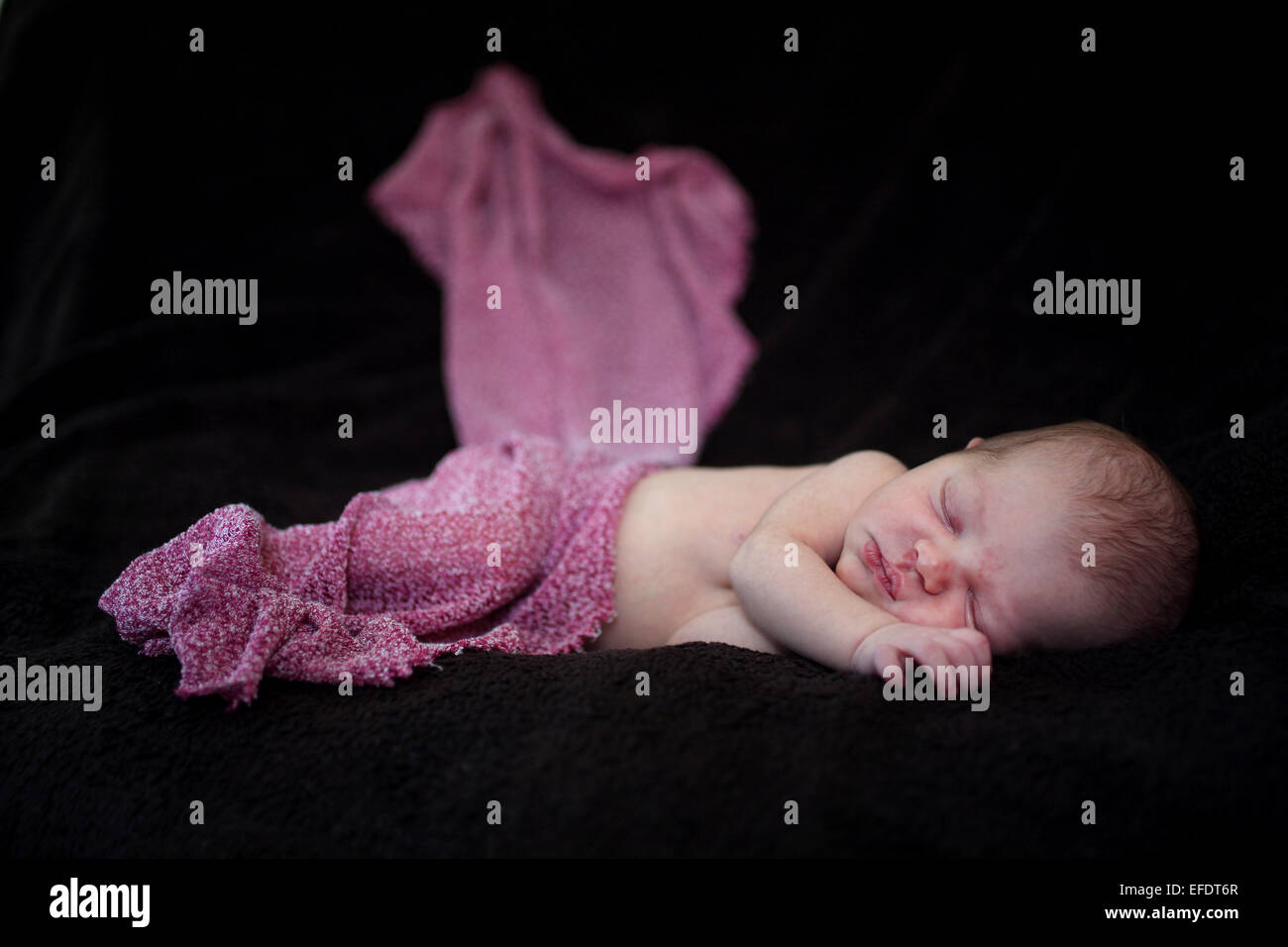 Un ritratto in studio di un neonato ragazza. Foto Tim Clayton Foto Stock