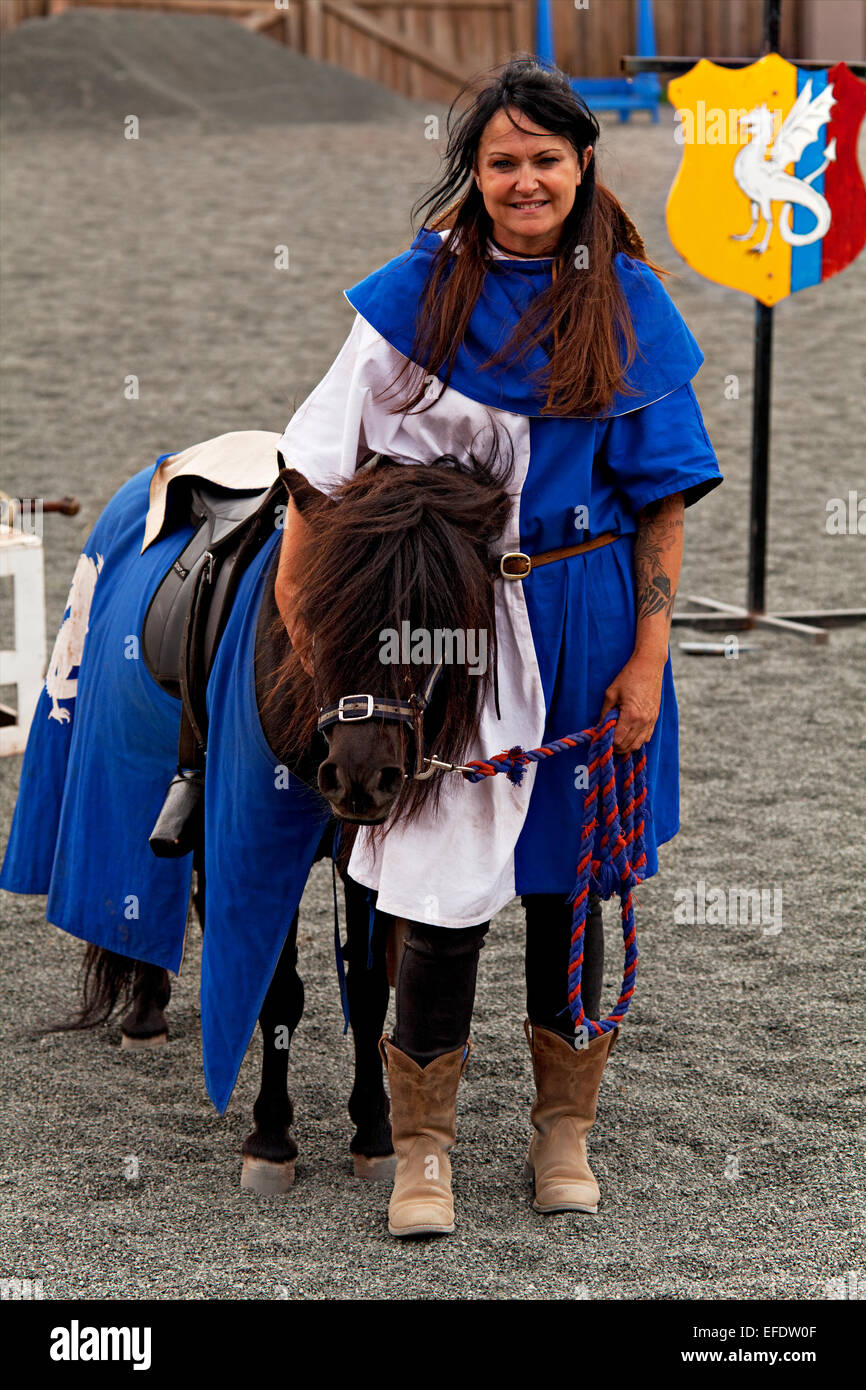 Ballarat Australia / Un attrazione park attendant e il suo pony.Kryal Castle è un borgo medievale di attrazione a tema parco. Foto Stock