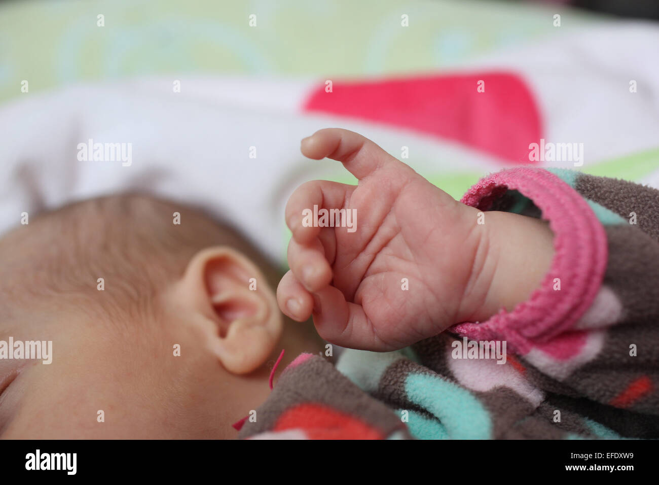 La piccola mano a due mesi di età bambina durante il sonno. Foto Tim Clayton Foto Stock