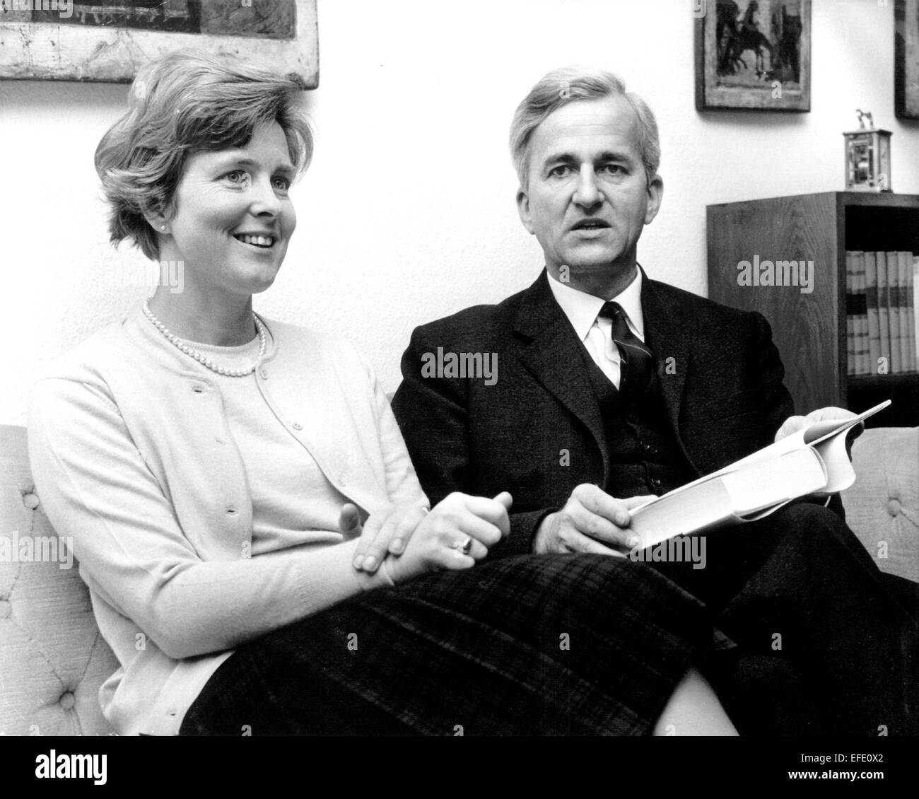 (FILE) - Un archivio foto, datata 13 ottobre 1968, mostra il compianto ex Presidente tedesco Richard von Weizsaecker (R) e sua moglie Marianne seduti su un caoch in casa loro a Bonn, Germania. von Weizsaecker morì il 30 gennaio 2015 l'età 94. Foto: Peter Popp/dpa Foto Stock