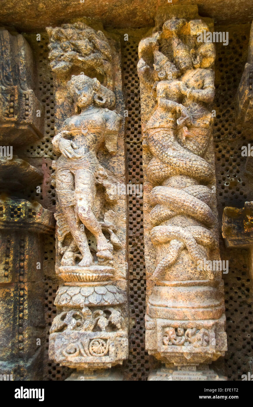 Exquisitely intagliate colonne cilindriche a Sun tempio, Konark, Orissa, India, Asia Foto Stock