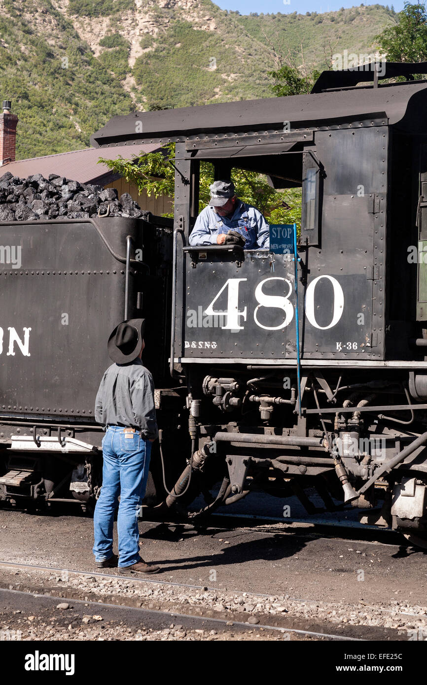 Cowboy parlando con treno a vapore driver, Durango, Colorado, STATI UNITI D'AMERICA Foto Stock