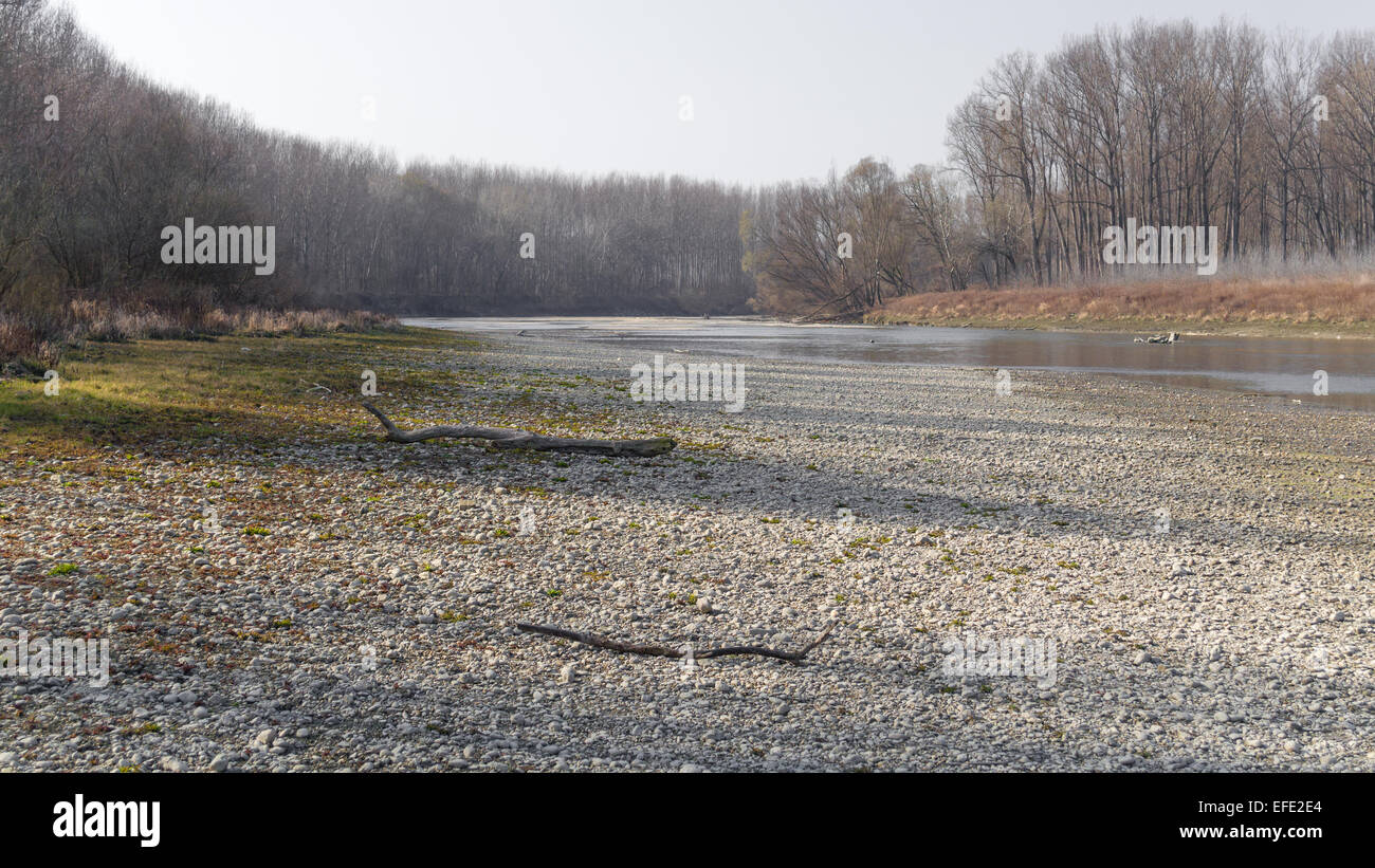 Inizio primavera ciottoli backwaters Riverbed Visualizzazione ampia Foto Stock