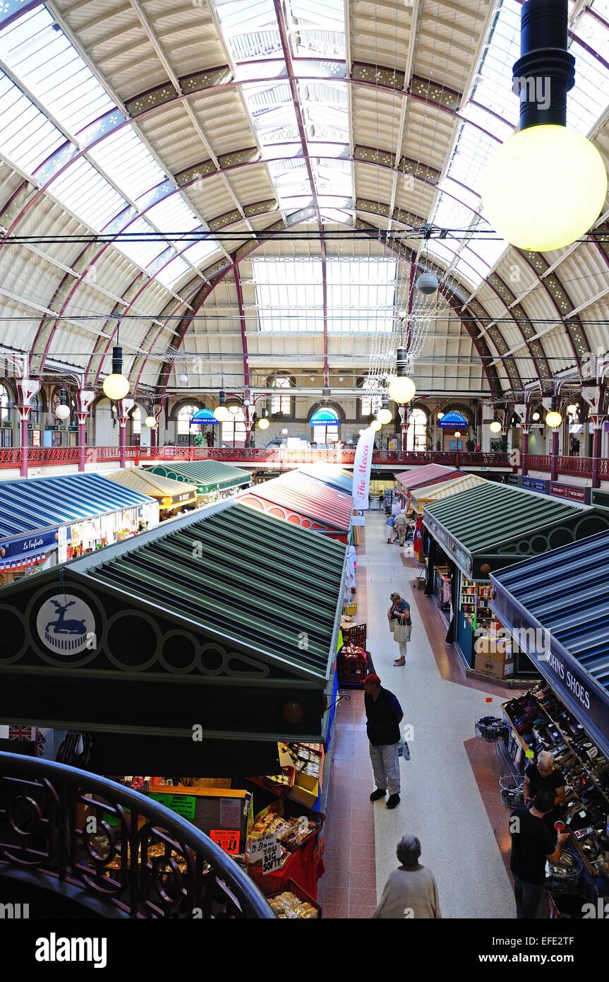 Vista del dettaglio del soffitto sopra le bancarelle del mercato all'interno del vittoriano ristrutturato Sala Mercato, Derby, Derbyshire, Inghilterra, Regno Unito. Foto Stock