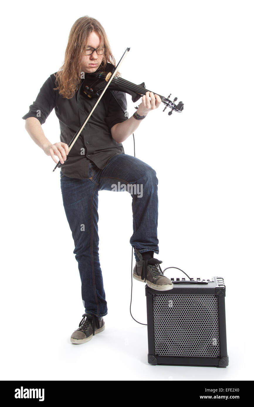 Giovane Uomo con occhiali gioca violino elettrico in piedi in studio contro uno sfondo bianco Foto Stock