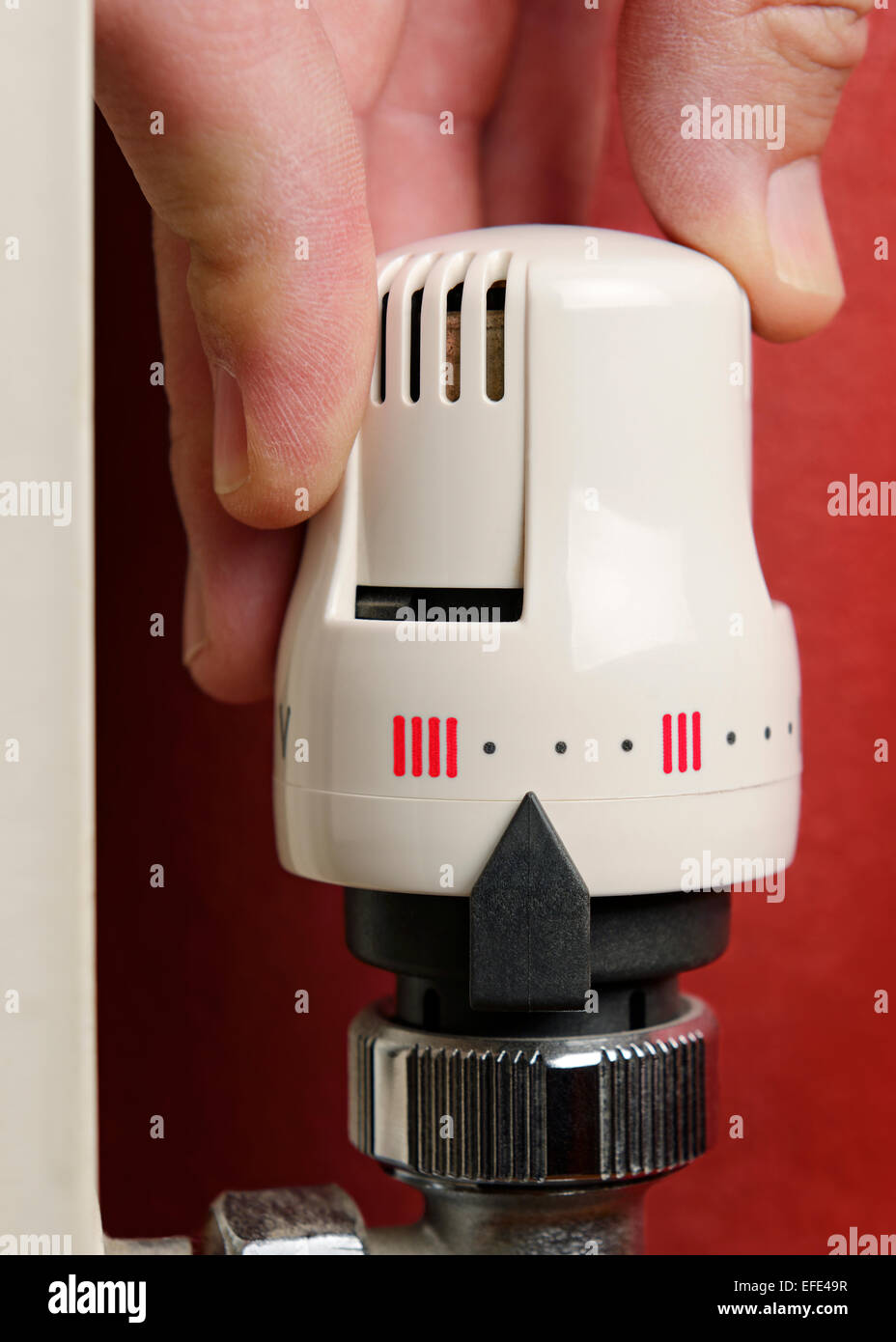 Regolare il termostato su un radiatore, chiudere verso l'alto. Foto Stock